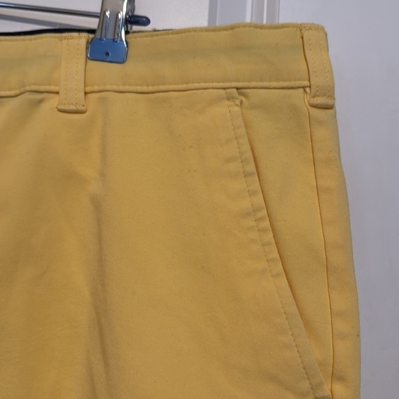 Club room Men's Regular-Fit 9" 4-Way Stretch Shorts
NWOT
Size 42 - Picture 6 of 7